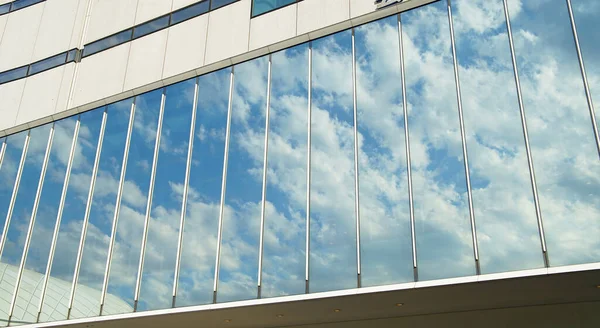 Cielo Azul Que Reflejaba Cristal Ventana Del Edificio Gran Altura —  Fotos de Stock