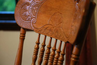 Ahşap sandalyenin arkası.