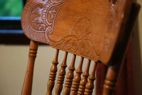 Ahşap sandalyenin arkası.