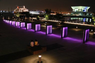 Japon Yokohama Limanı 'nın gece görüşü