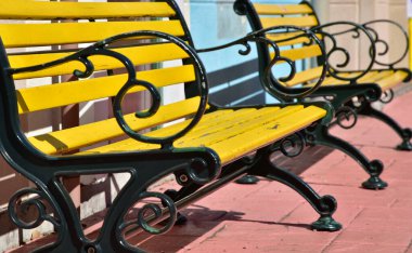 Kasabanın sarı bankı.