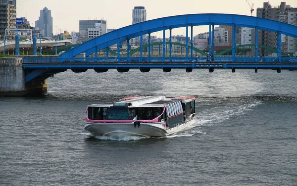 Eine Eiserne Brücke Und Ein Ausflugsboot Auf Dem Fluss Von — Stockfoto