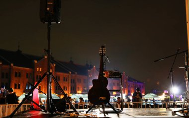 Açık havada yerleştirilen müzik aletinin gece görüntüsü