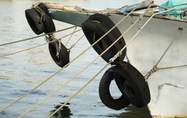 Geminin pruvası limana demir atıyor.                               