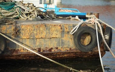 Eski zamanların geleneksel Japon samuraylarının miğferi ve zırhı.                               