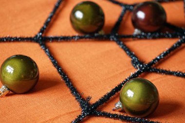 Eski zamanların geleneksel Japon samuraylarının miğferi ve zırhı.                               