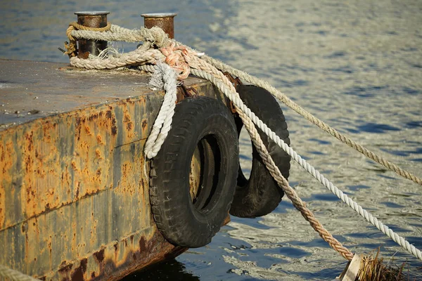 Velho Navio Que Estava Enferrujado Que Atracava Porto Com Uma — Fotografia de Stock