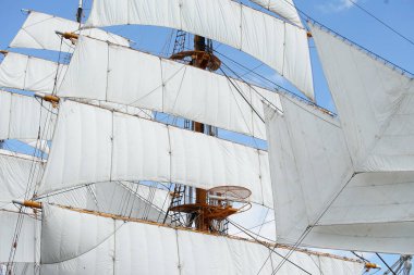 Eski zamanların geleneksel Japon samuraylarının miğferi ve zırhı.                               