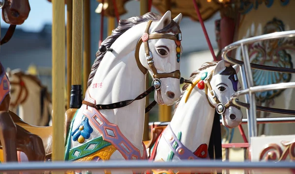  Lunaparkın atlıkarıncasında                              