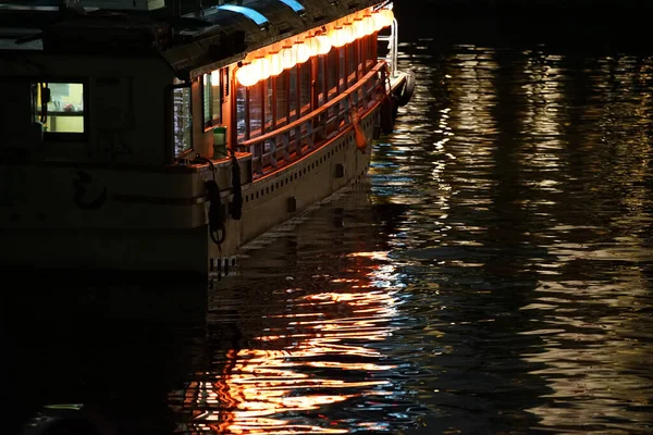 Vista Nocturna Del Barco Turismo Para Reflejar Superficie Del Agua — Foto de Stock