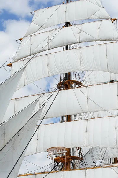 Gündüzün limanında demir atan yelkenli tekne.