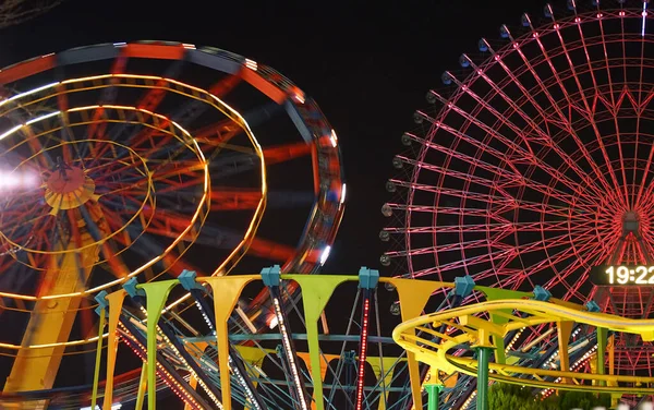 Eski zamanların geleneksel Japon samuraylarının miğferi ve zırhı.                               