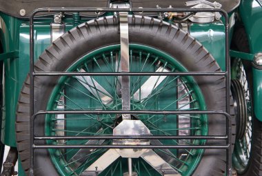 Klasik arabanın arka koltuğuna takılan yedek lastik.