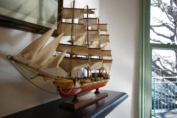 Odanın rafına yerleştirilmiş yelkenli süsü.                               