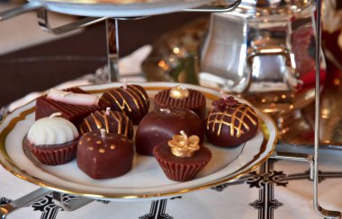 Tatlının çikolatası tabakta servis ediliyor.