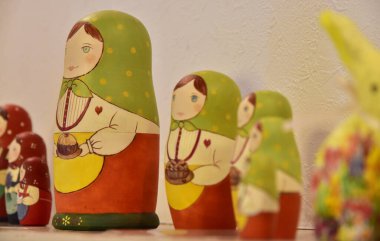 Rus matrioshka oyuncağı büyük ve küçük şeyler.