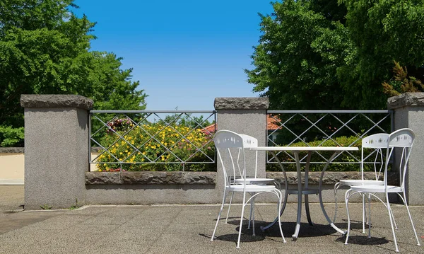 Una Mesa Una Silla Del Jardín Del Día Cuando Estaba — Foto de Stock