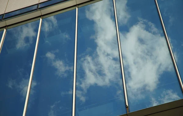 Cielo Azul Que Refleja Cristal Ventana Del Edificio —  Fotos de Stock