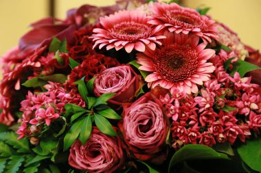 Odanın kırmızı çiçeğinin süslemesi.