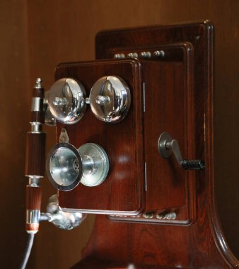  Eski usul ahşap telefon.