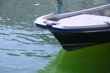 Deniz yüzeyinde yüzen tekne.