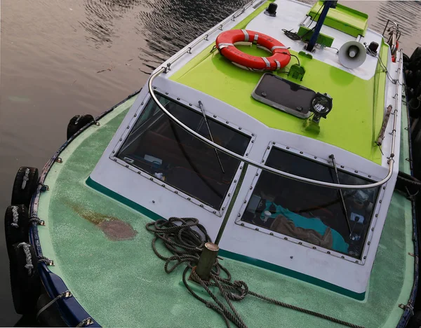Hamnens Gröna Fartyg — Stockfoto