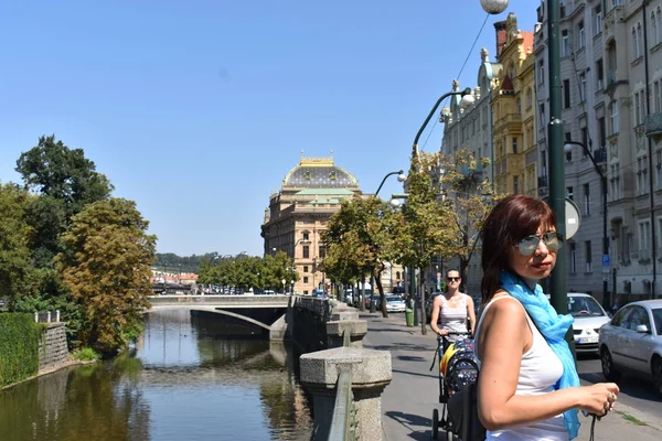 Mujer Praga Junto Río —  Fotos de Stock