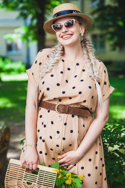 Pregnant woman relaxing in the park — Stock Photo, Image