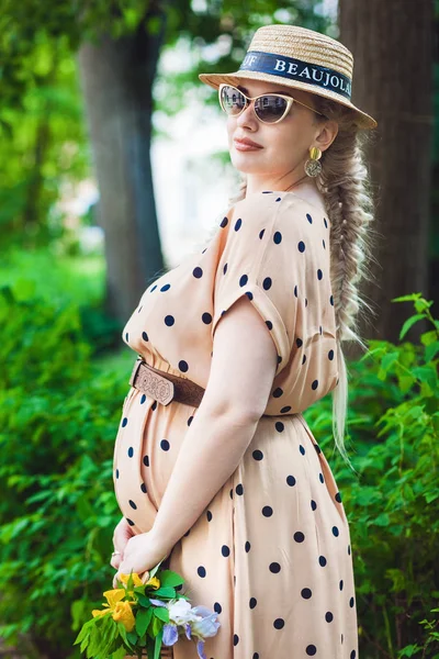 Femme enceinte se relaxant dans le parc — Photo