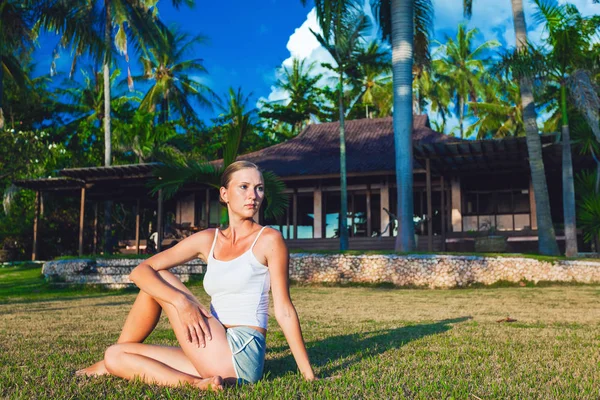 Hermosa joven haciendo ejercicio de yoga —  Fotos de Stock