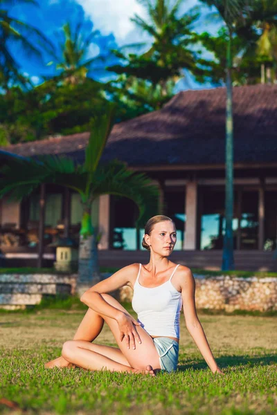 Bella giovane donna che fa esercizio di yoga — Foto Stock