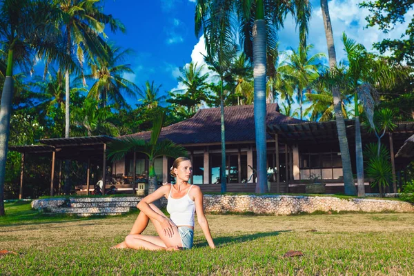 Hermosa joven haciendo ejercicio de yoga —  Fotos de Stock