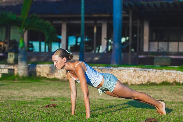 Bella giovane donna che fa esercizio di yoga — Foto Stock