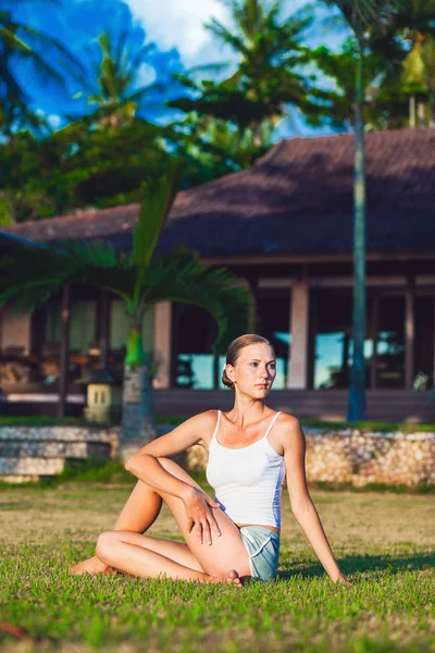 Beautiful young woman doing yoga exercise — Stock Photo, Image