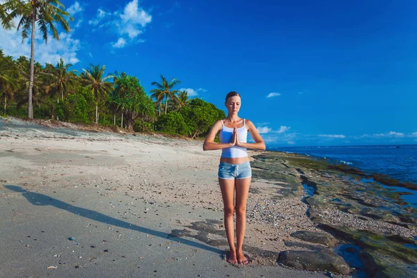 Красива молода жінка займається вправами йоги — стокове фото