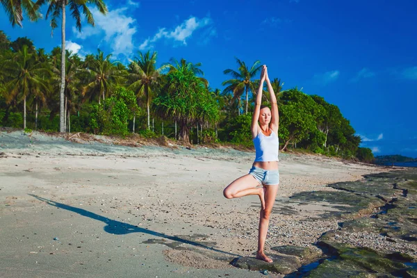 Bella giovane donna che fa esercizio di yoga — Foto Stock