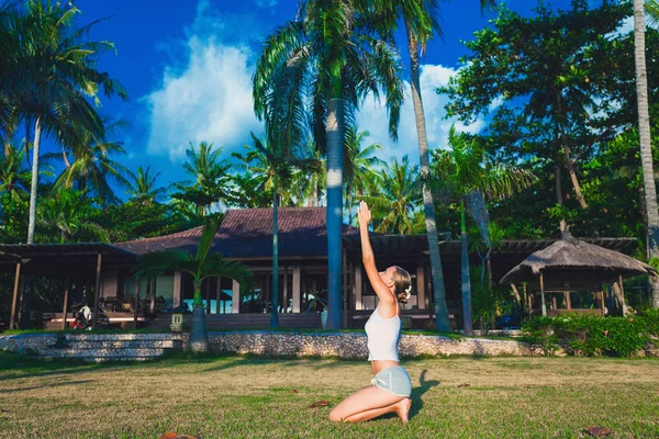 Piękna młoda kobieta robi ćwiczenia jogi — Zdjęcie stockowe