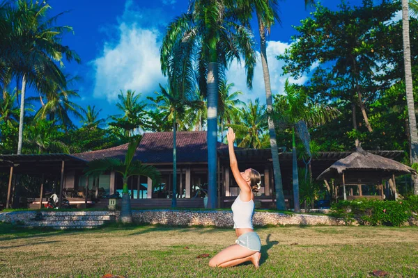 Beautiful young woman doing yoga exercise — Stock Photo, Image