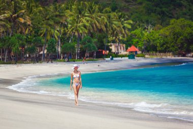 beyaz bikini giyen güzel kadın