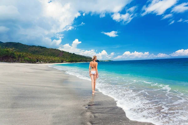 Hermosa mujer vistiendo bikini blanco —  Fotos de Stock