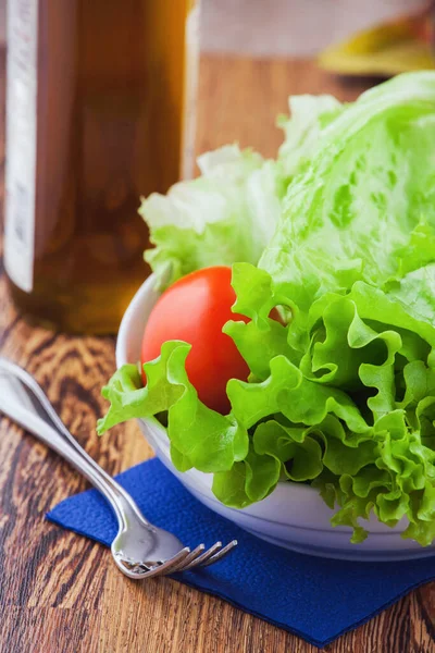 Romaine Lettuce Salad Leaves Tomatoes Freshly Washed Dish Close Ready — Stock Photo, Image