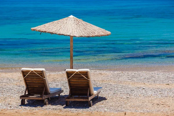 Два Крісла Сонячною Парасолькою Пляжі — стокове фото