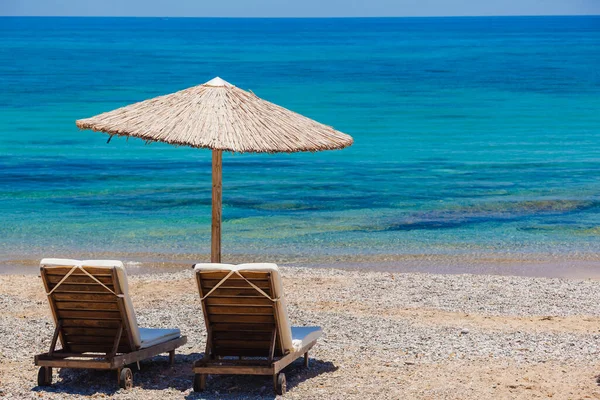 Due Sedie Sdraio Con Ombrellone Spiaggia — Foto Stock