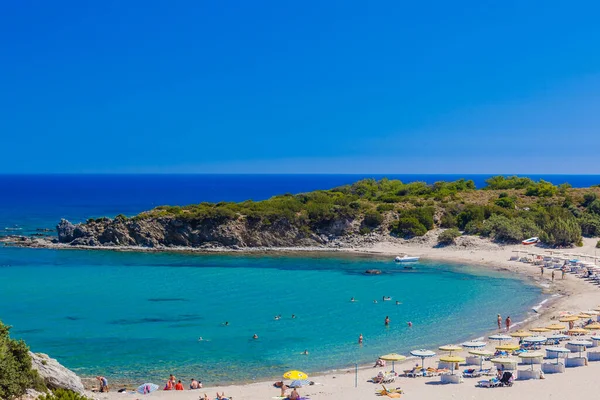 Strand Med Semesterfirare Solstolar Och Parasoller Byn Rhodos Grekland — Stockfoto