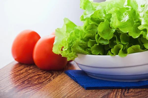 Salada Alface Romaine Folhas Tomates Recém Lavados Prato Close Pronto Fotos De Bancos De Imagens Sem Royalties