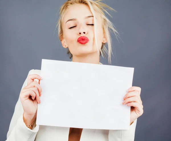 Retrato Una Joven Amigable Con Una Hermosa Cara Sostiene Una — Foto de Stock