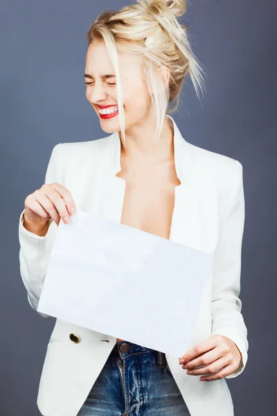 Portret Van Een Jonge Vriendelijke Vrouw Met Een Mooi Gezicht — Stockfoto