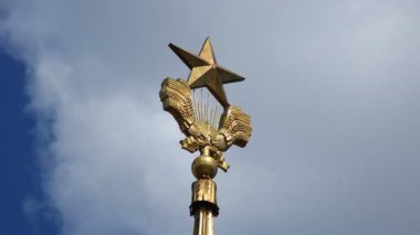 Mavi gökyüzü ve bulutlar, Moskova, Rusya, Vdnh parkta Haziran 2017 bir binadan spire Sovyet bir yıldız