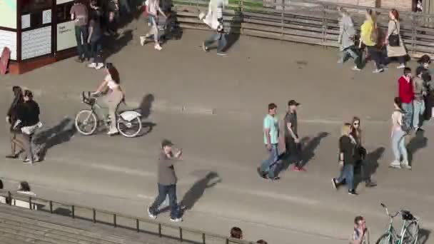 Calendário Tráfego Misto Pedestres Roletes Carros Bicicletas Parque Gorky Moscou — Vídeo de Stock