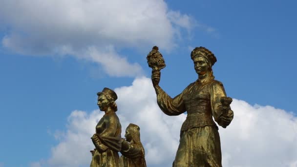 Goldene Statuen Des Brunnens Der Völkerfreundschaft Vdnh Park Moskau Russland — Stockvideo